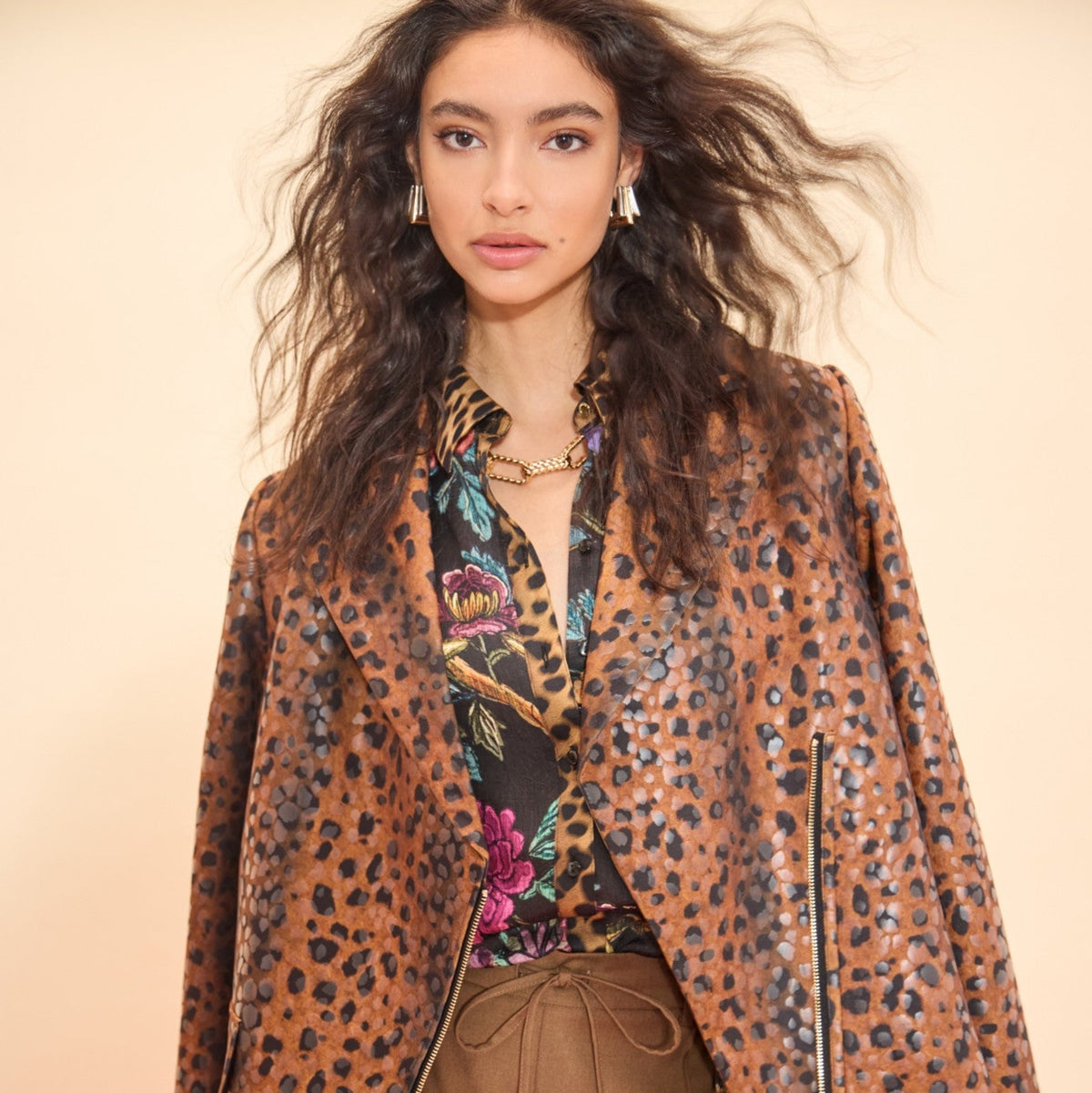 Blusão estilo biker com estampado leopardo