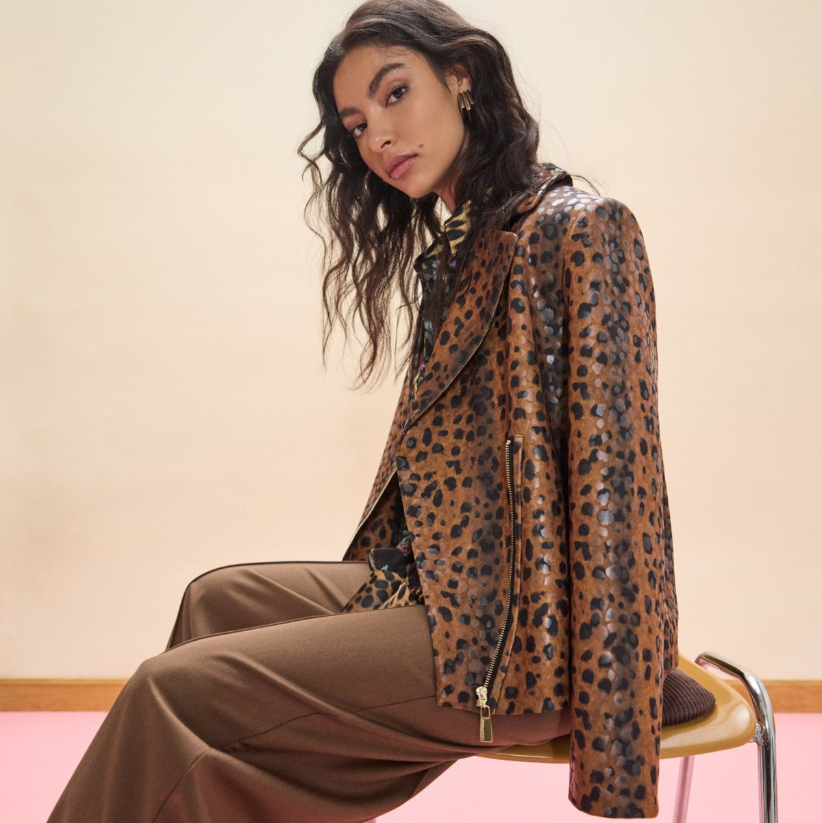 Blusão estilo biker com estampado leopardo