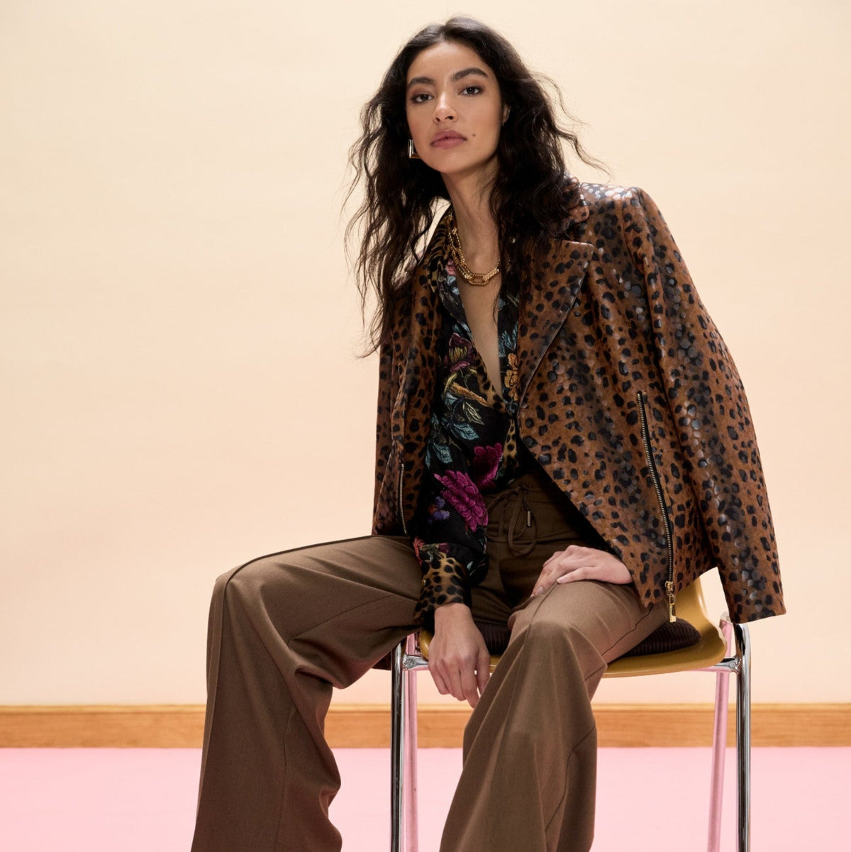 Blusão estilo biker com estampado leopardo