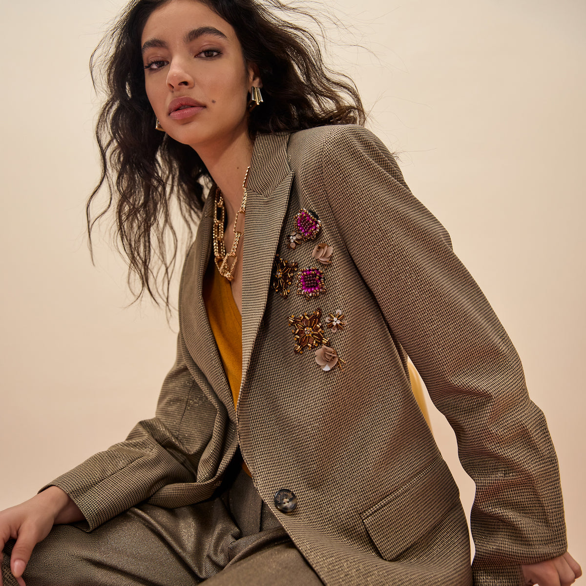 Veste dorée avec ornements