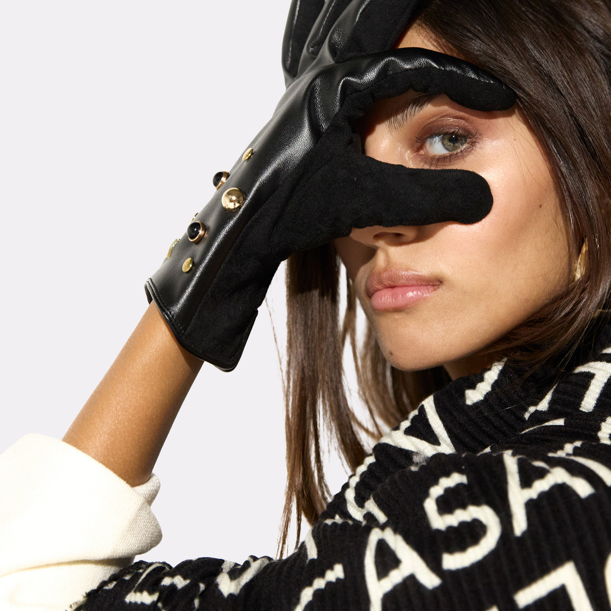 Gants effet cuir avec clous et cristaux de différentes tailles