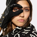 Handschuhe in Lederoptik mit Nieten und Kristallen in verschiedenen Größen