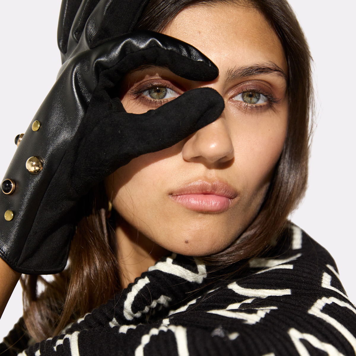 Gants effet cuir avec clous et cristaux de différentes tailles
