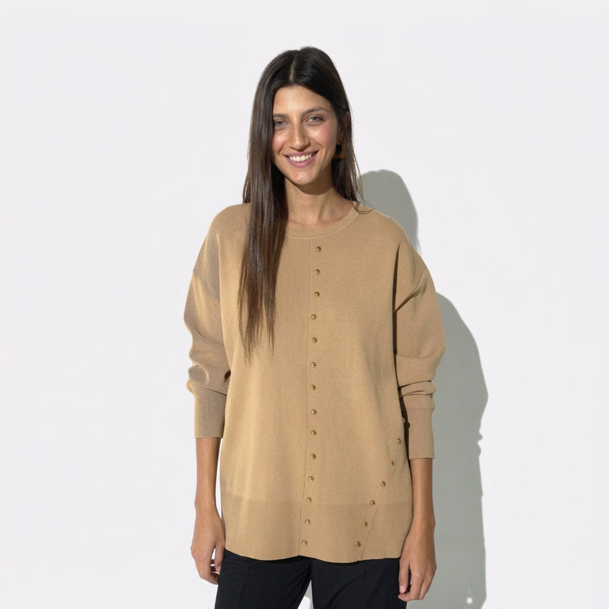 Maglia taglio asimmetrico con borchie