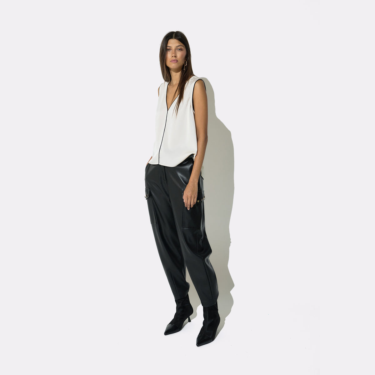 Jogger con bolsillos y tachas
