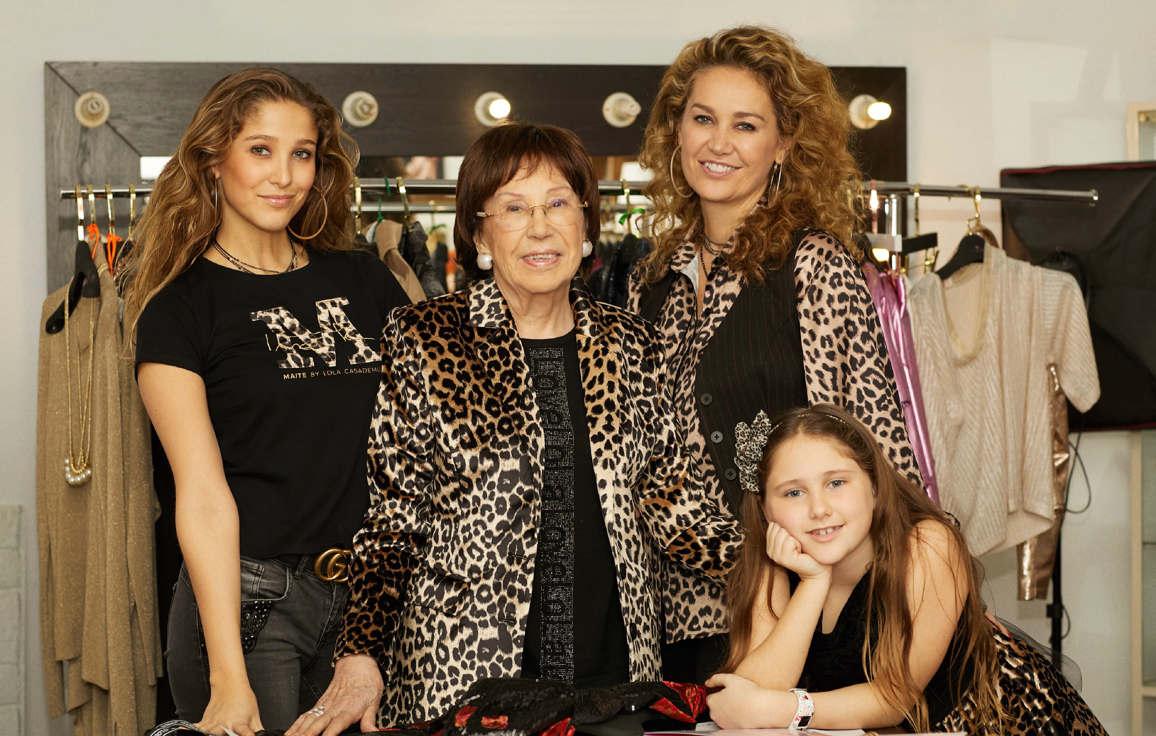 Lola Casademunt, rodeada de su hija Maite y sus dos nietas, vistiendo todas prendas de la marca, con estampados animal print.