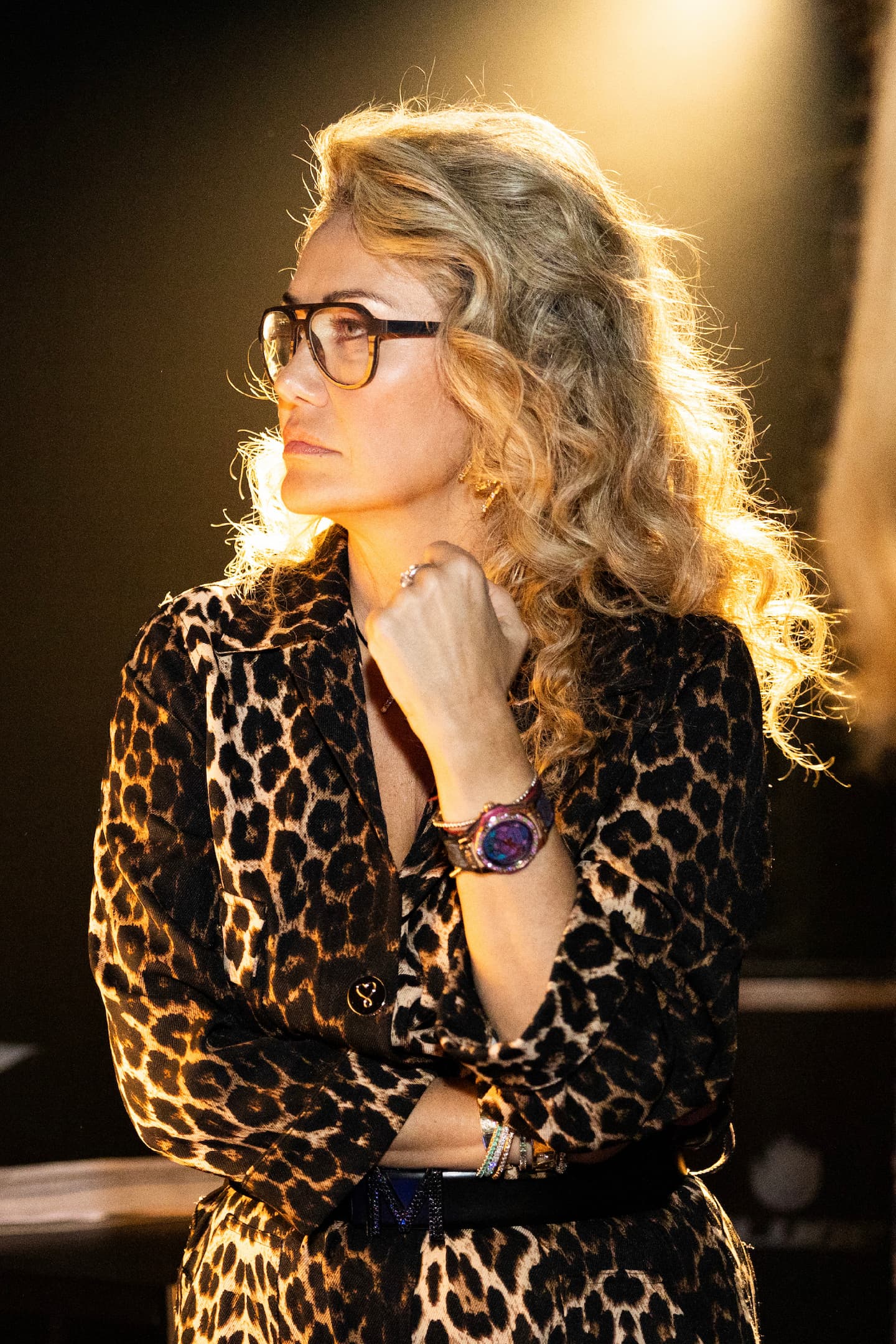 Retrato de medio cuerpo de Maite Casademunt, vestida con una prenda con estampado animal print. Maite mira a lo lejos con determinación hacia su derecha.