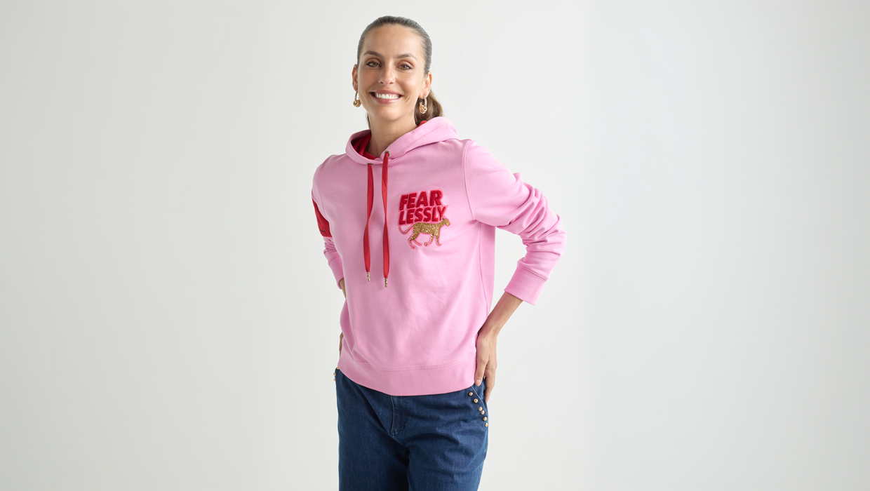 Modelo con sudadera solidaria