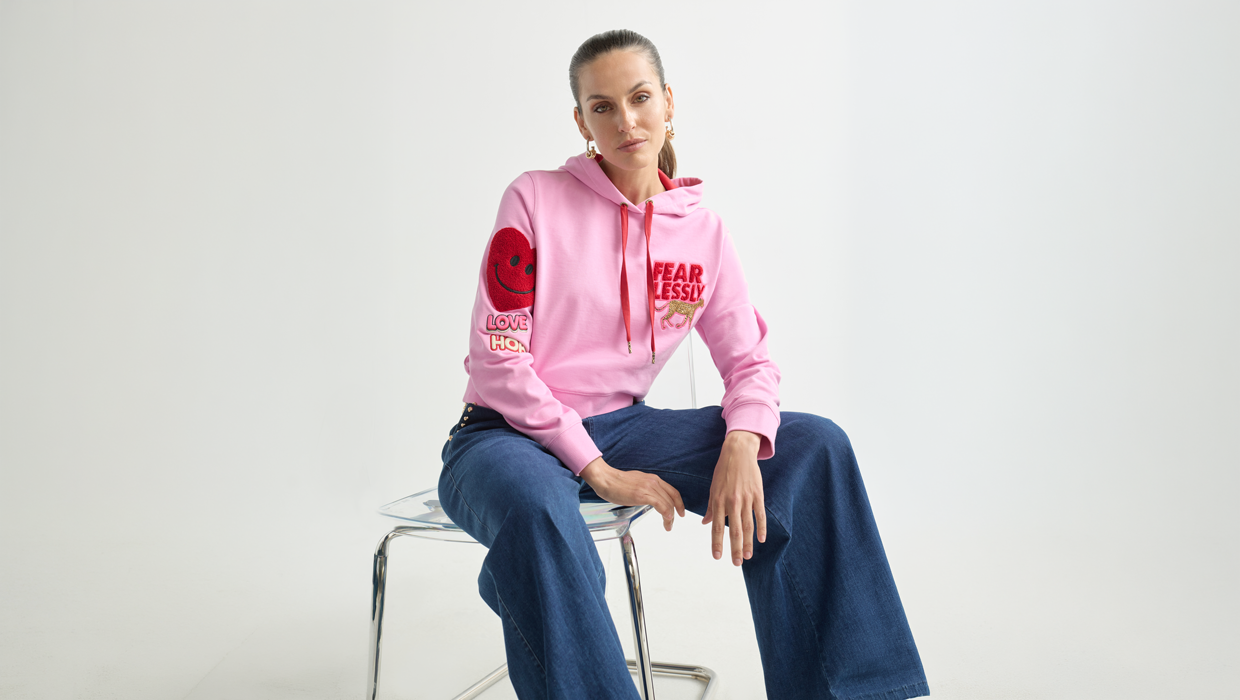 Modelo con sudadera solidaria